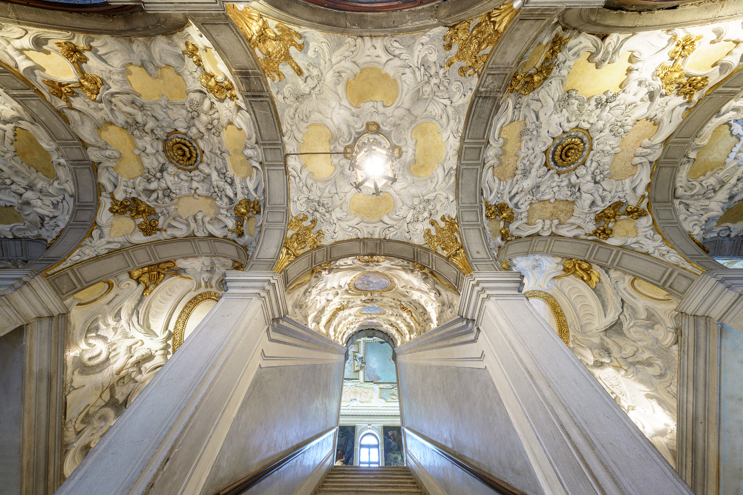 Foto della scuola, dettaglio del soffitto