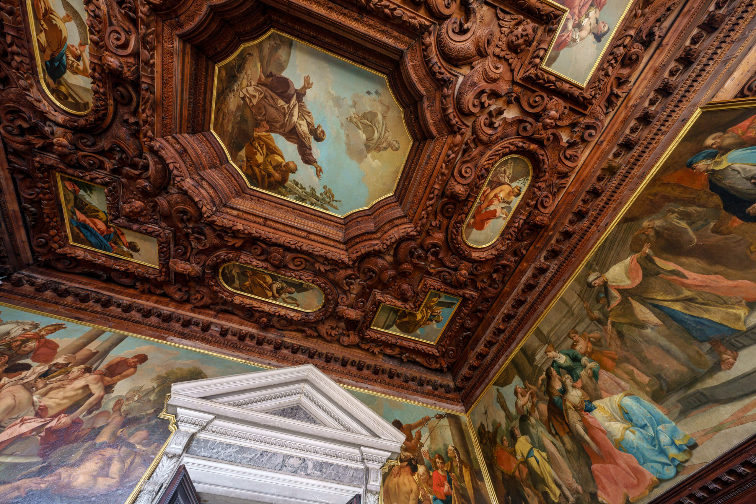 Foto della scuola, dettaglio del soffitto